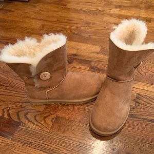 NEVER WORN Bailey Button Uggs